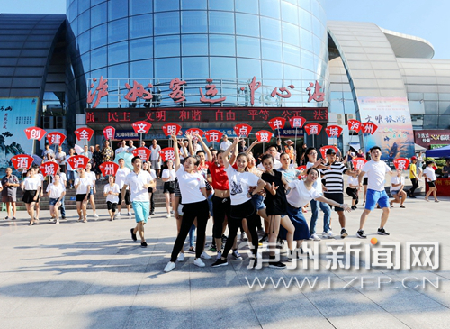 創(chuàng)文“快閃”。姚艾青 攝