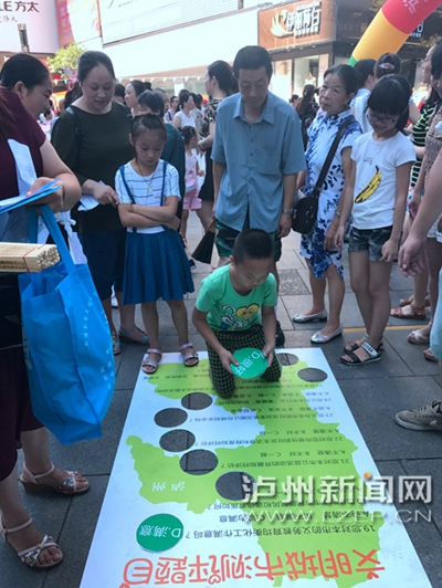 市民在宣傳點參加創(chuàng)文趣味游戲。 記者 朱虹 攝