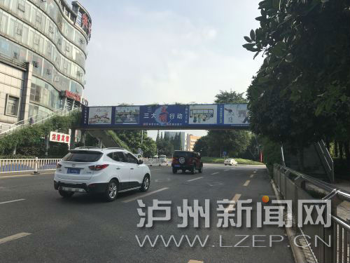 主干道上隨處可見創(chuàng)文宣傳廣告。 記者 肖婷 攝